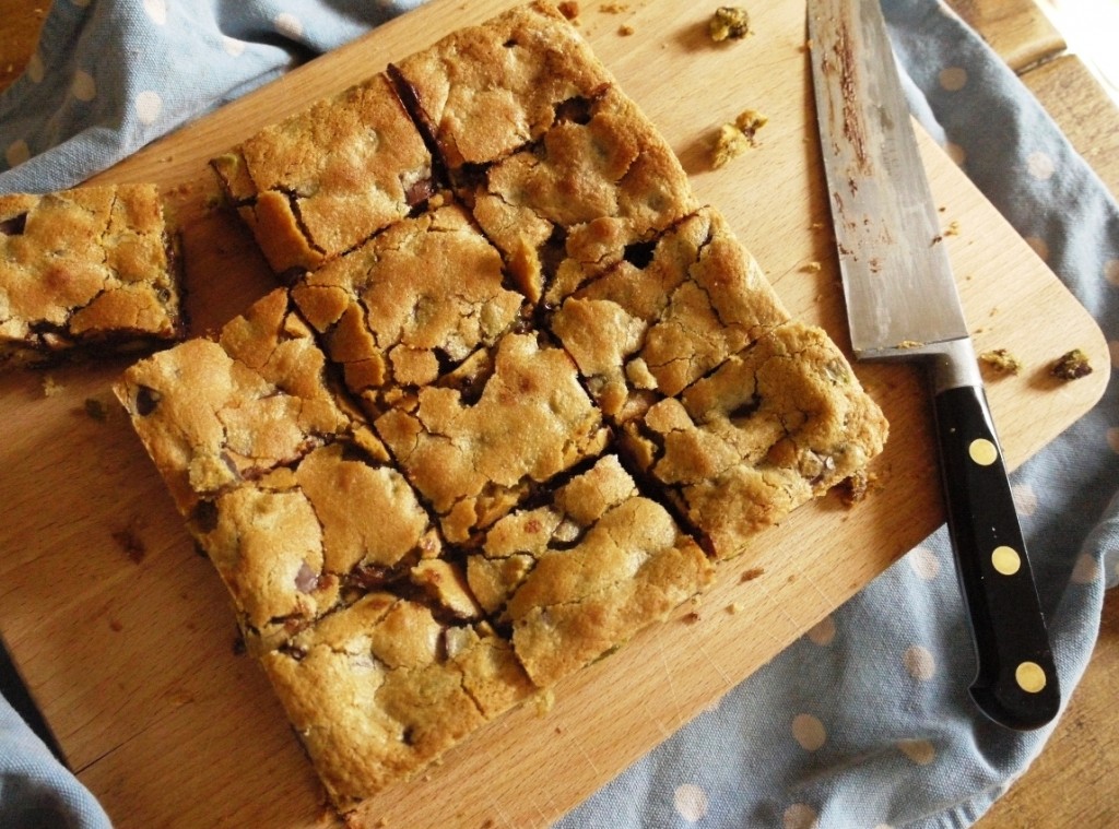 dark-chocolate-toasted-pistachio-blondies